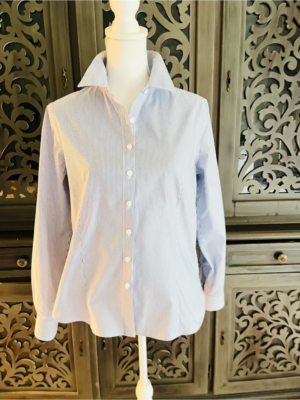 Ellen Tracy blue white striped button down shirt M